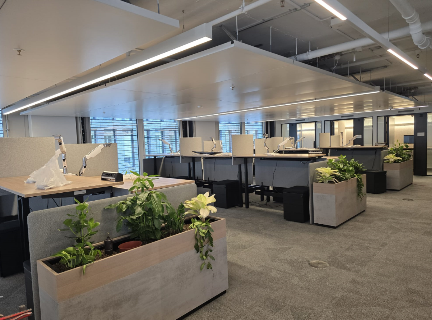 Büro-Einrichtung mit modernen Arbeitsplätzen